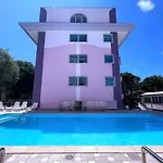 Daire Stylish With Gorgeous Pool-beahost
