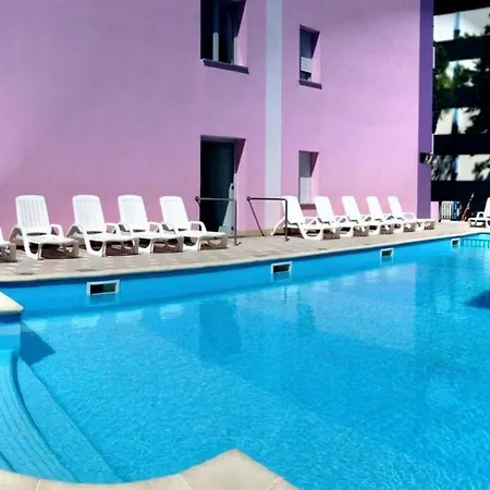Апартаменти Stylish With Gorgeous Pool-beahost *